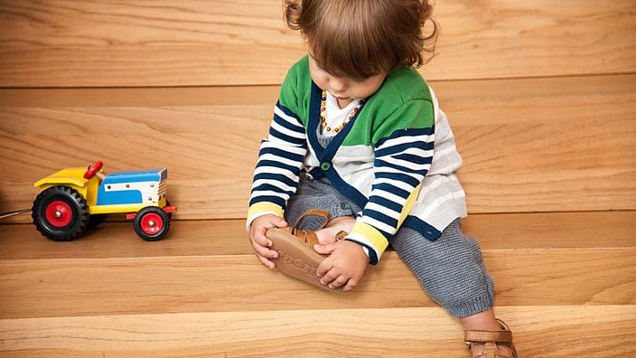 niño poniendose zapatos
