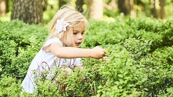niña plantas