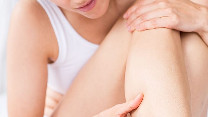 mujer masaje celulitis en piernas
