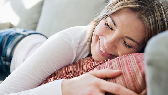mujer tumbada sofa embarazada
