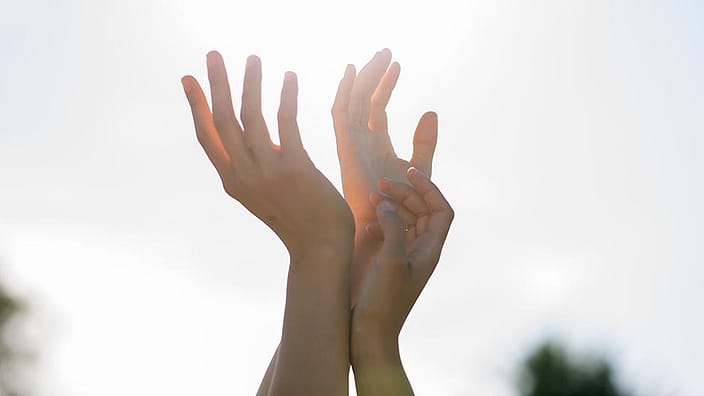 manos a la luz del sol