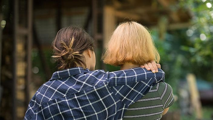 dos mujeres abrazadas