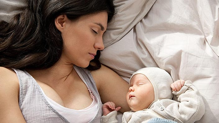 mama y bebe durmiendo