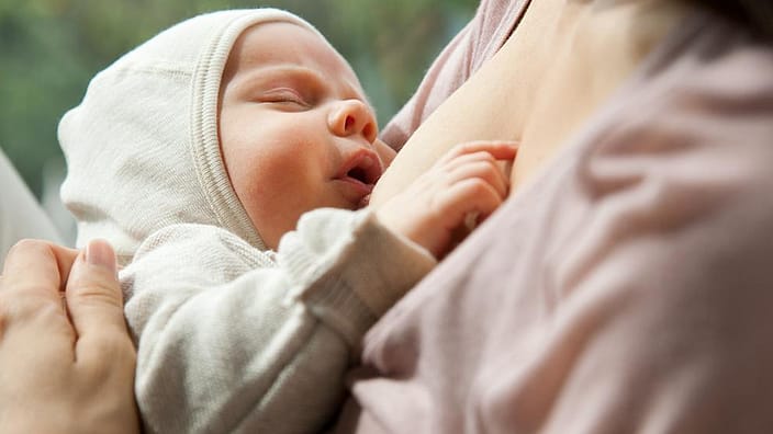 bebe mamando