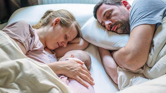 mama y bebe durmiendo