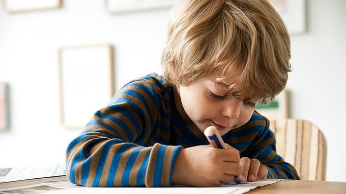 niño pintando