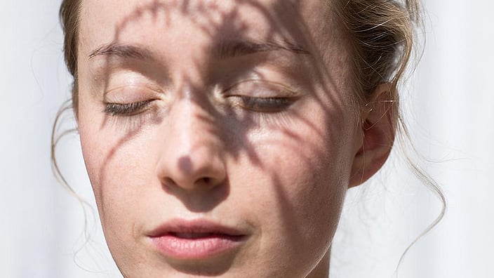 retrato de un mujer con un sombra en ella cara