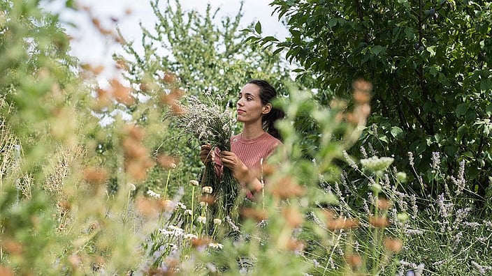 mujer en jardin