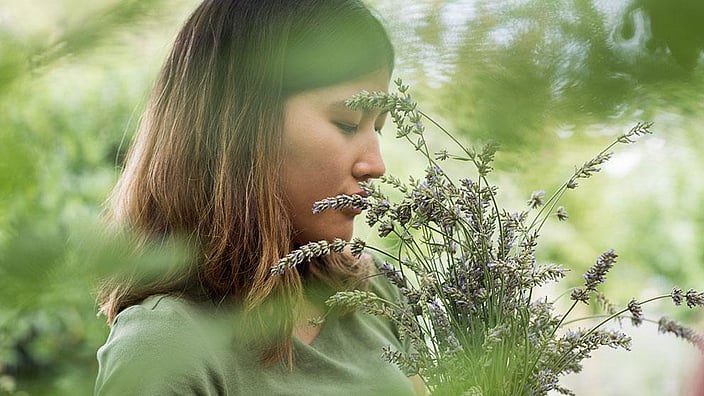 mujer en jardin