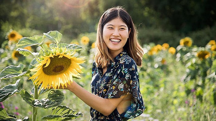 mujer en campo de girasol