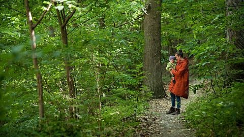 madre e hijo bosque