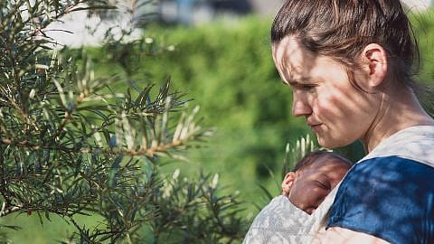 mujer con un bebé en porteo