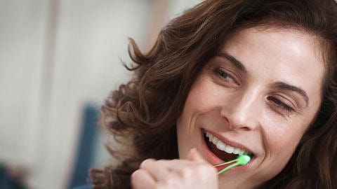 mujer embarazada cepillandose los dientes