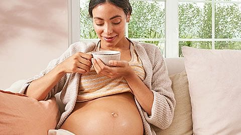 mujer embarazada tomando una taza de te