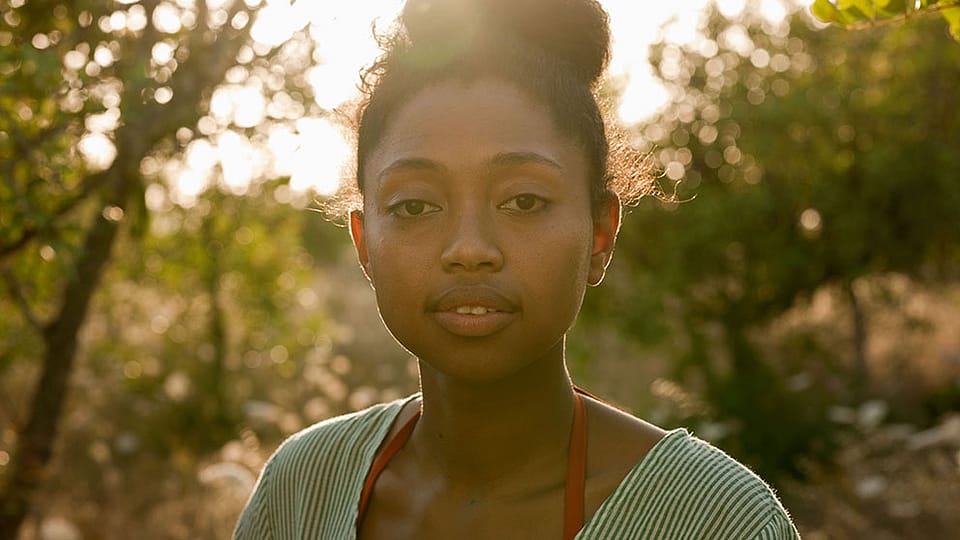 Mujer joven mirando a la cámara
