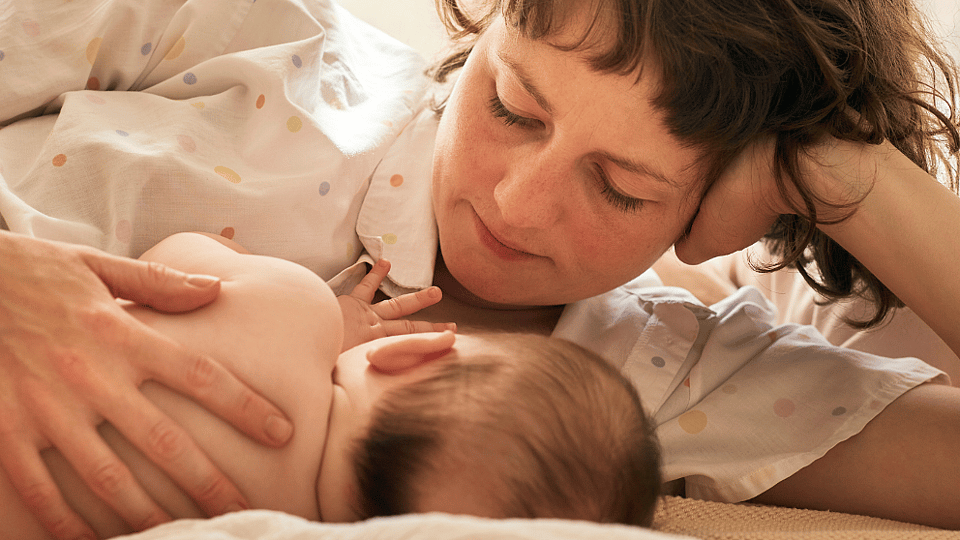 Una madre con su bebé mientras le da el pecho