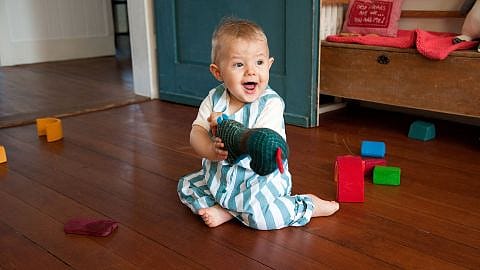 bebe jugando desarrollo motriz