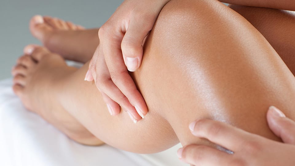 masaje de piernas con aceite anticelulitico