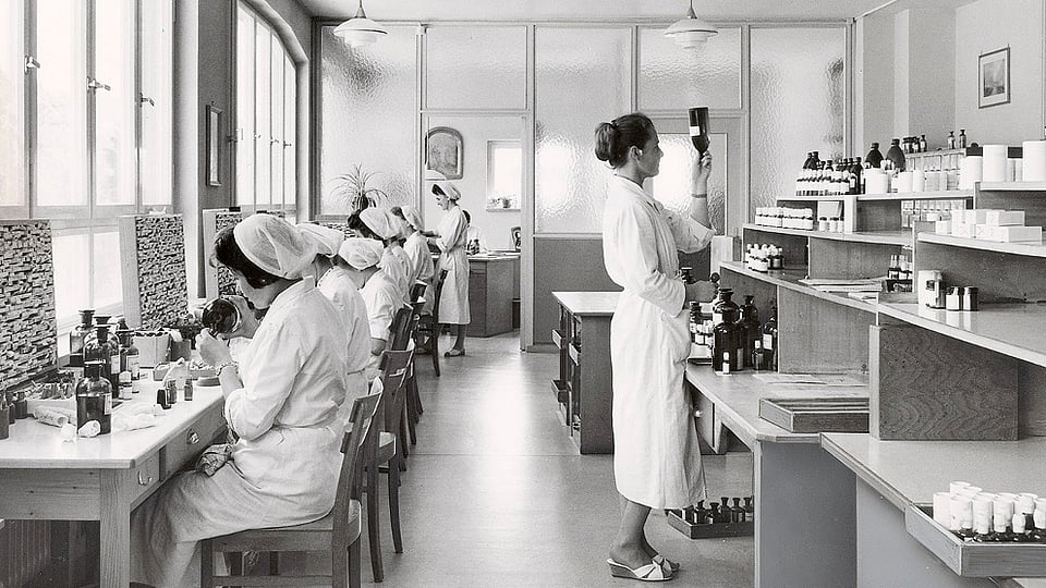 Fotografía en blanco y negro de mujeres en el laboratorio.