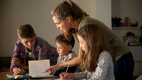 madre ayudando a sus hijos con los deberes
