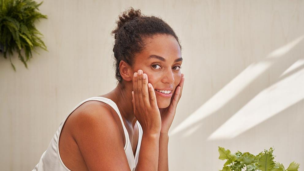mujer aplicandose el balsamo limpiador de skin food en un baño
