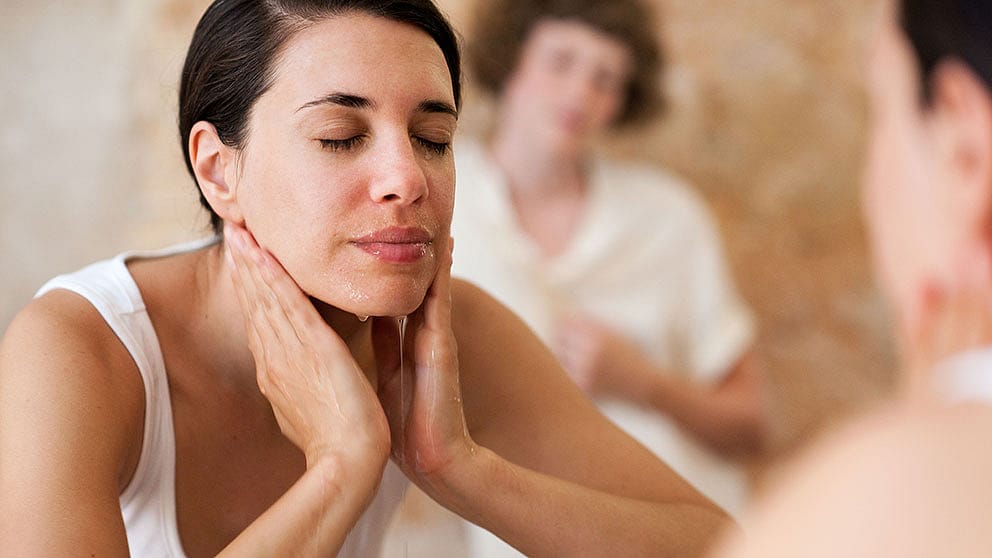 Mujer limpiándose el rostro