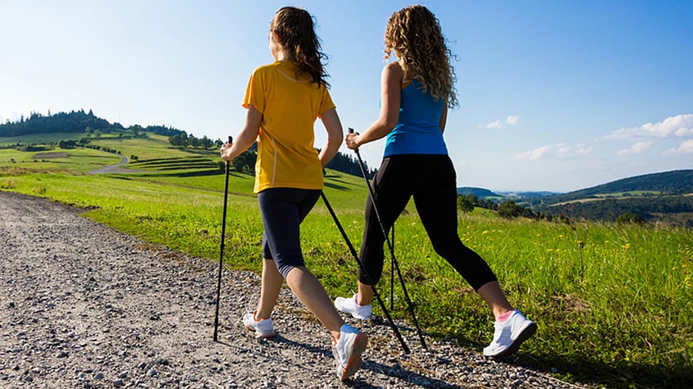 personas paseando por un camino con ropa de deporte