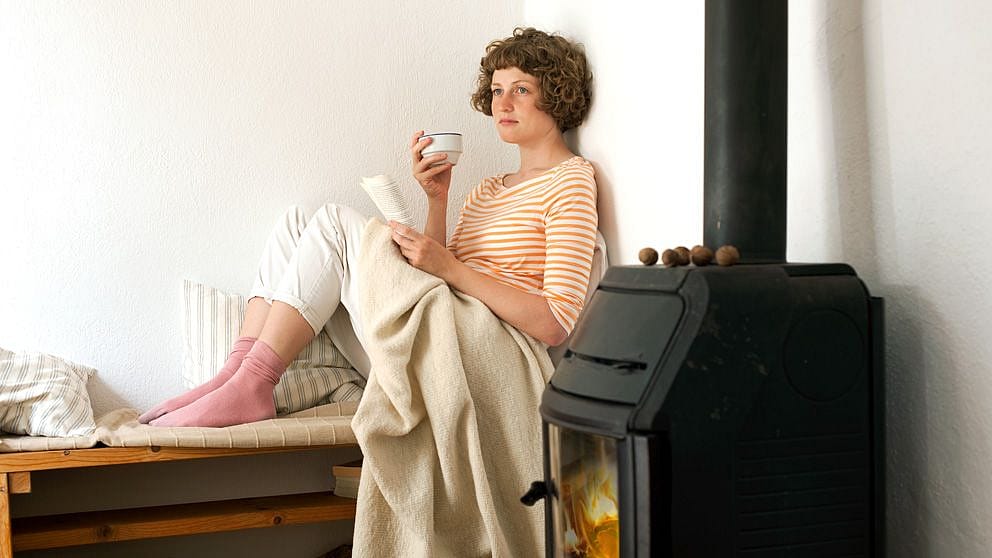 chica tomando cafe en la cama