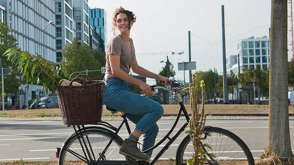 Mujer en bicicleta