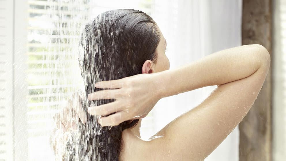 mujer lavando pelo