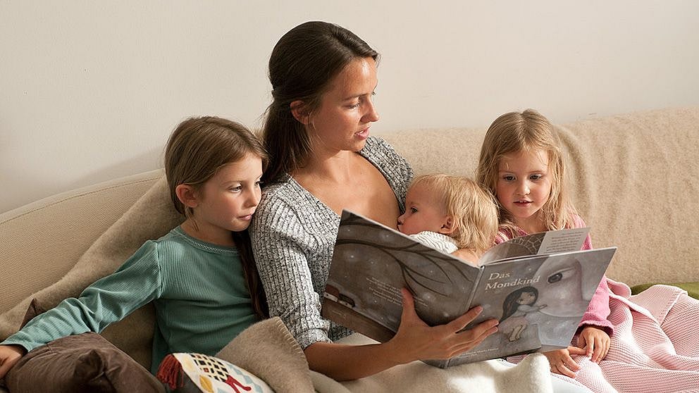 mamá  con hijos leyendo