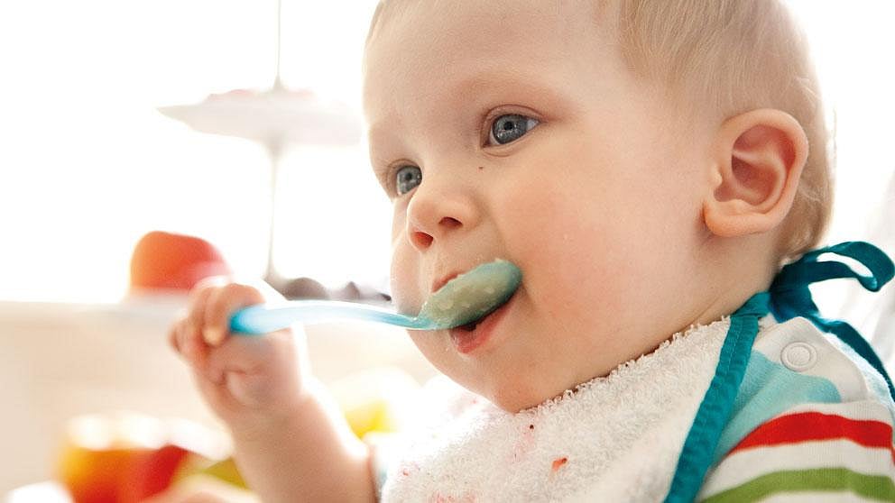 bebé comiendo comida sólida